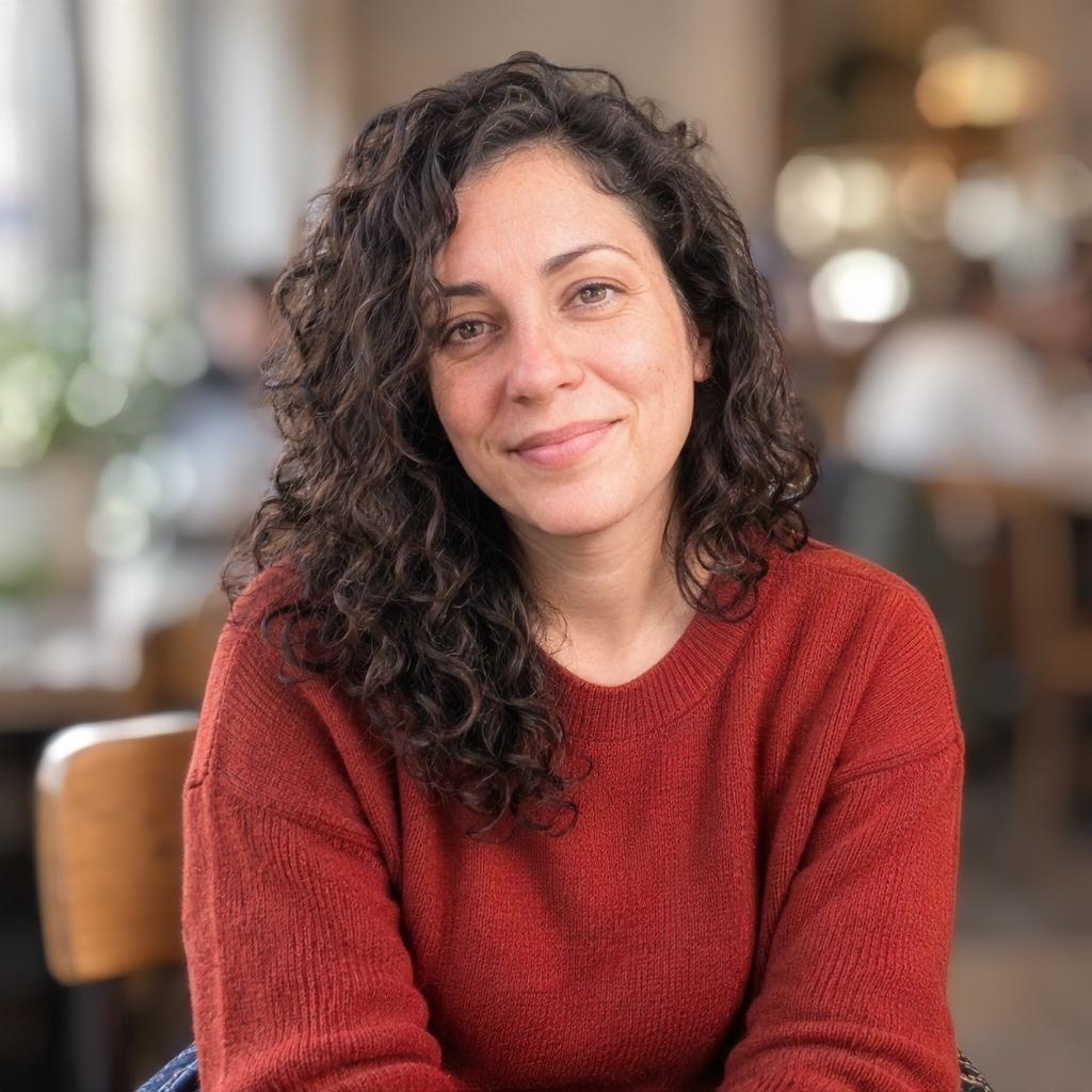 Portrait in a busy café — Finegrain result